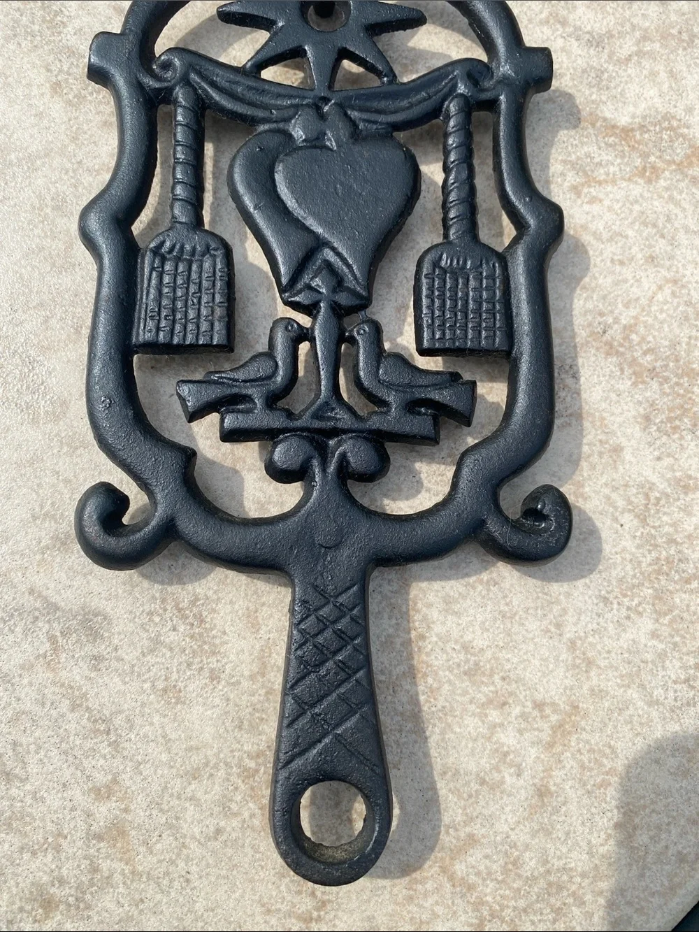 Vintage Pennsylvania Dumb Dutch (Model T-5) Cast Iron 3 Peg Trivet 4.25